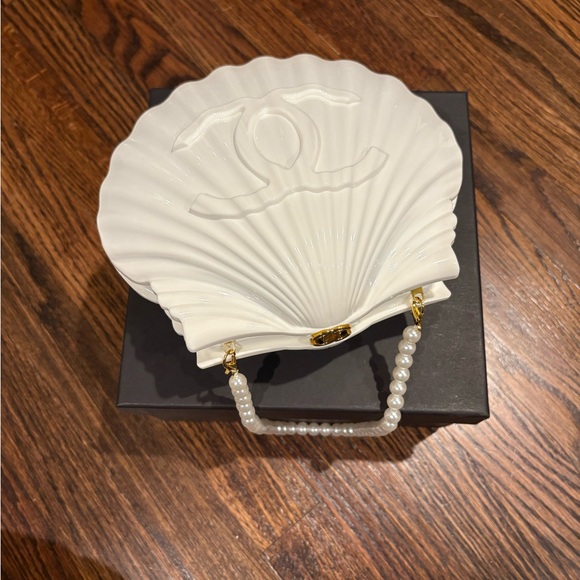 Limited Edition VIP Chanel White Shell Minaudière Clutch with Pearl & Gold Chain - Picture 3 of 10